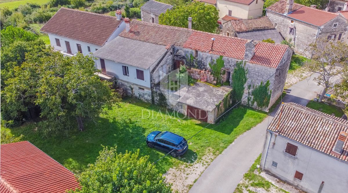 Complesso di case autoctone istriane da ristrutturare nelle vicinanze di Buje