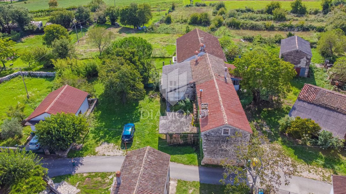 Complesso di case autoctone istriane da ristrutturare nelle vicinanze di Buje