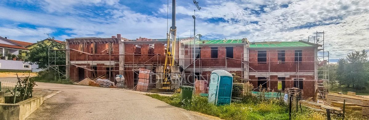 Due camere da letto, balcone, posto auto. Vicino a Rovigno.