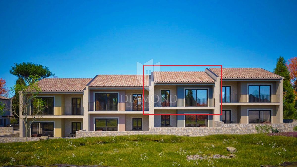 Due camere da letto, balcone, posto auto. Vicino a Rovigno.