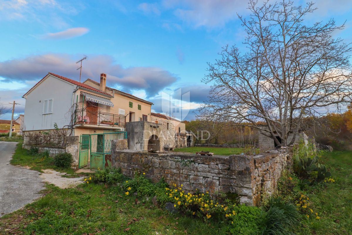 Residenza autoctona, casa in pietra con un ampio cortile/giardino