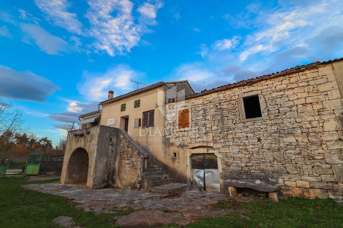Residenza autoctona, casa in pietra con un ampio cortile/giardino