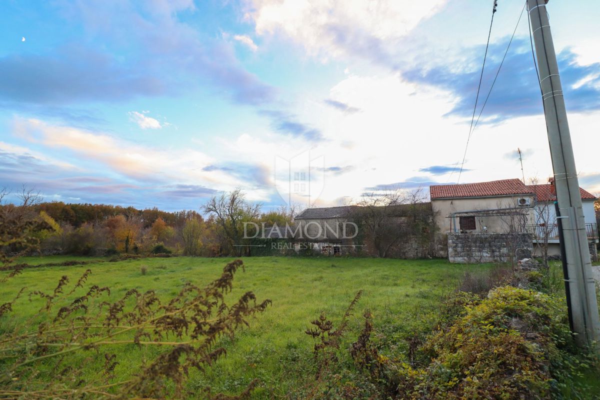Residenza autoctona, casa in pietra con un ampio cortile/giardino
