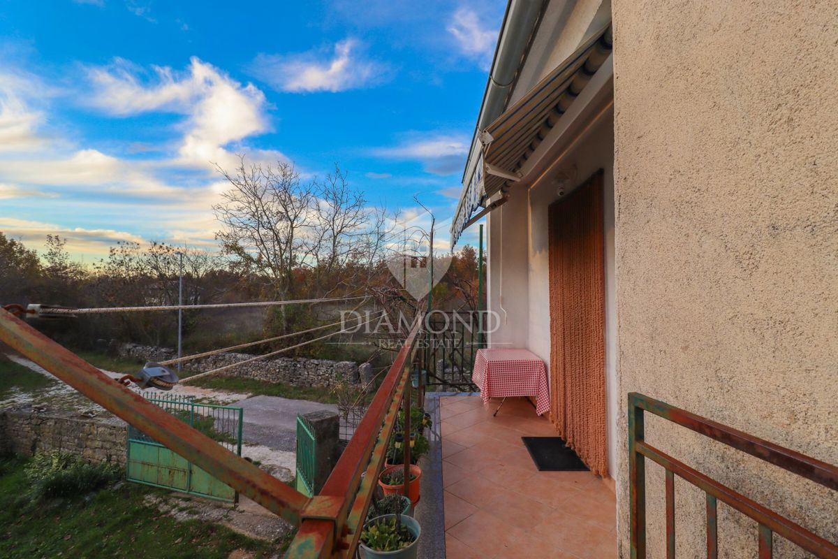 Residenza autoctona, casa in pietra con un ampio cortile/giardino