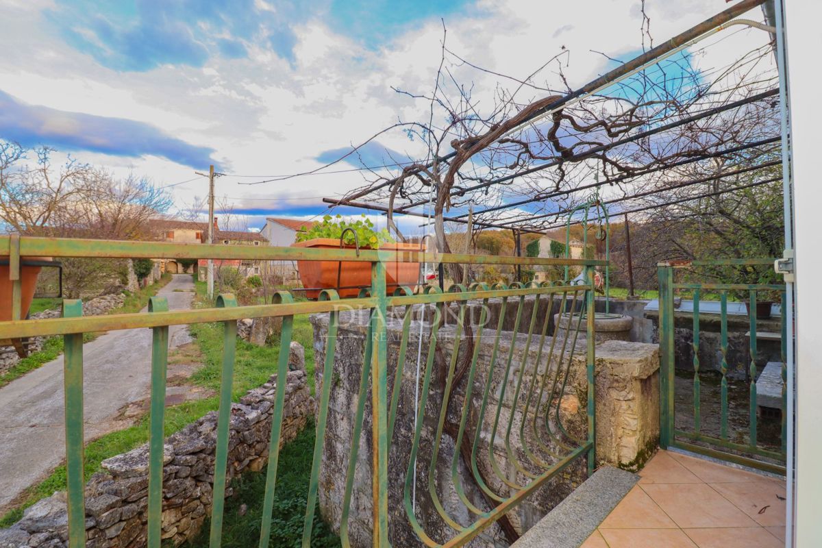 Residenza autoctona, casa in pietra con un ampio cortile/giardino