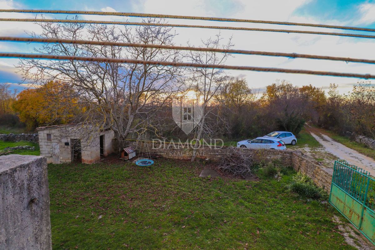 Residenza autoctona, casa in pietra con un ampio cortile/giardino