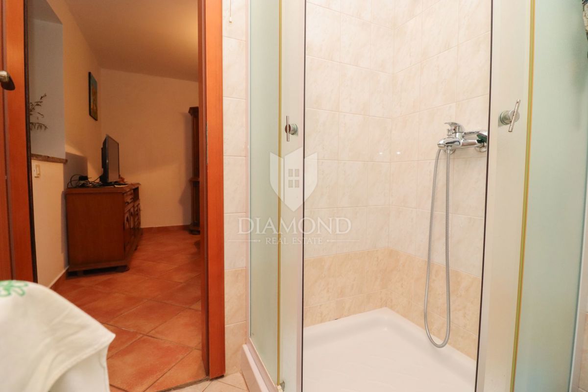 Residenza autoctona, casa in pietra con un ampio cortile/giardino