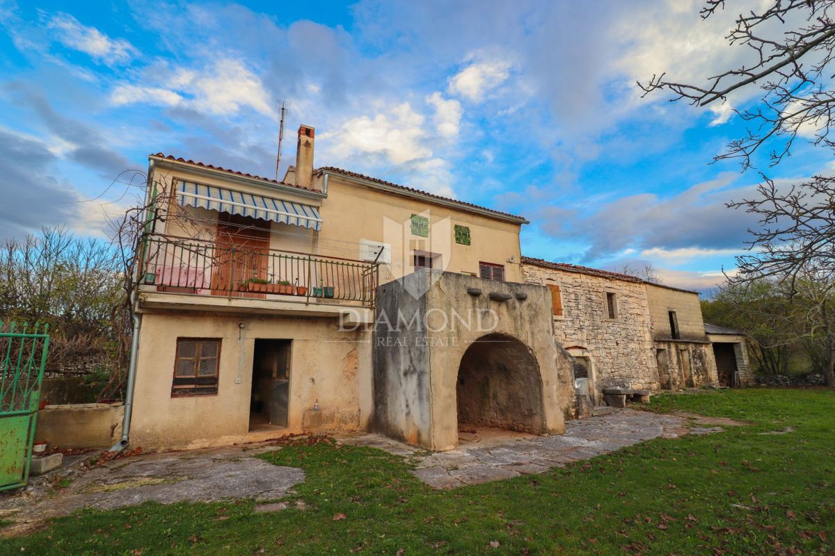 Residenza autoctona, casa in pietra con un ampio cortile/giardino