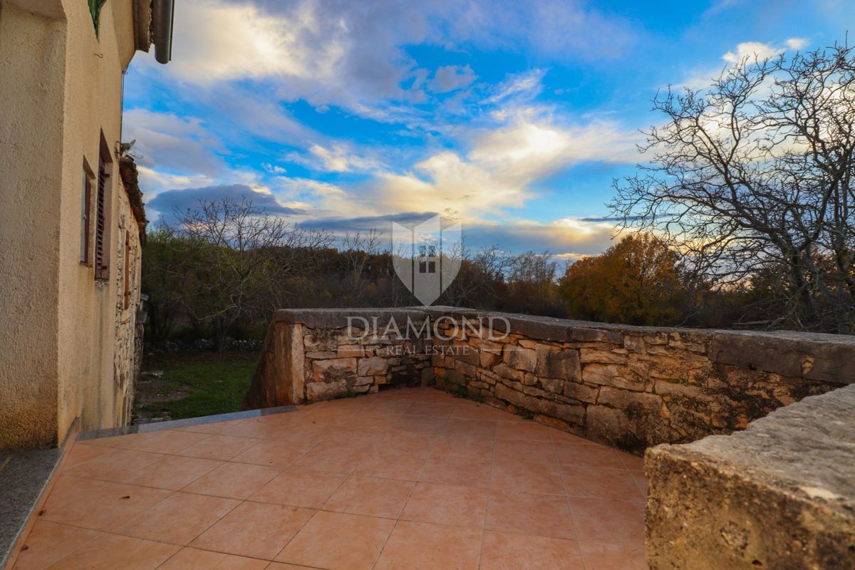 Residenza autoctona, casa in pietra con un ampio cortile/giardino