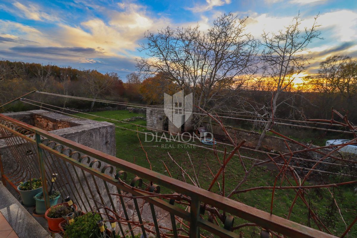 Residenza autoctona, casa in pietra con un ampio cortile/giardino