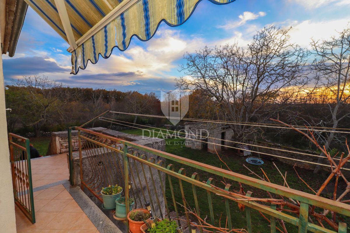 Residenza autoctona, casa in pietra con un ampio cortile/giardino