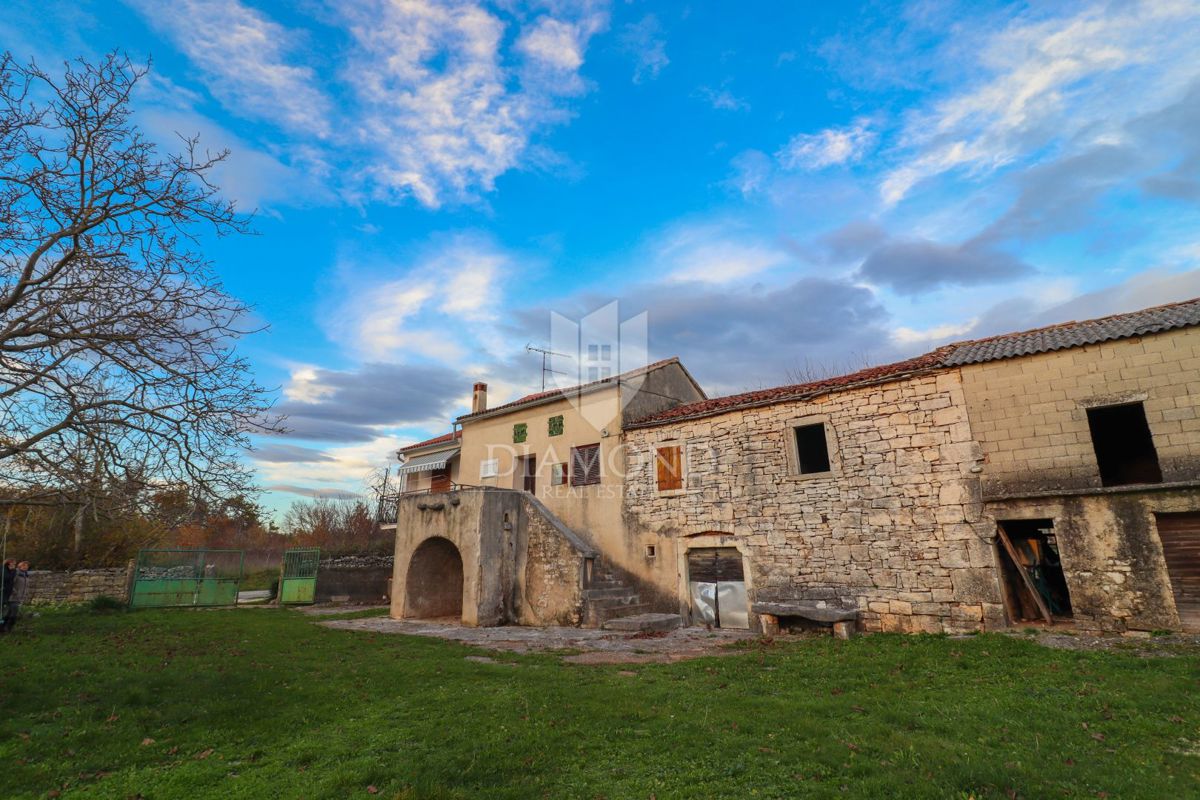 Residenza autoctona, casa in pietra con un ampio cortile/giardino