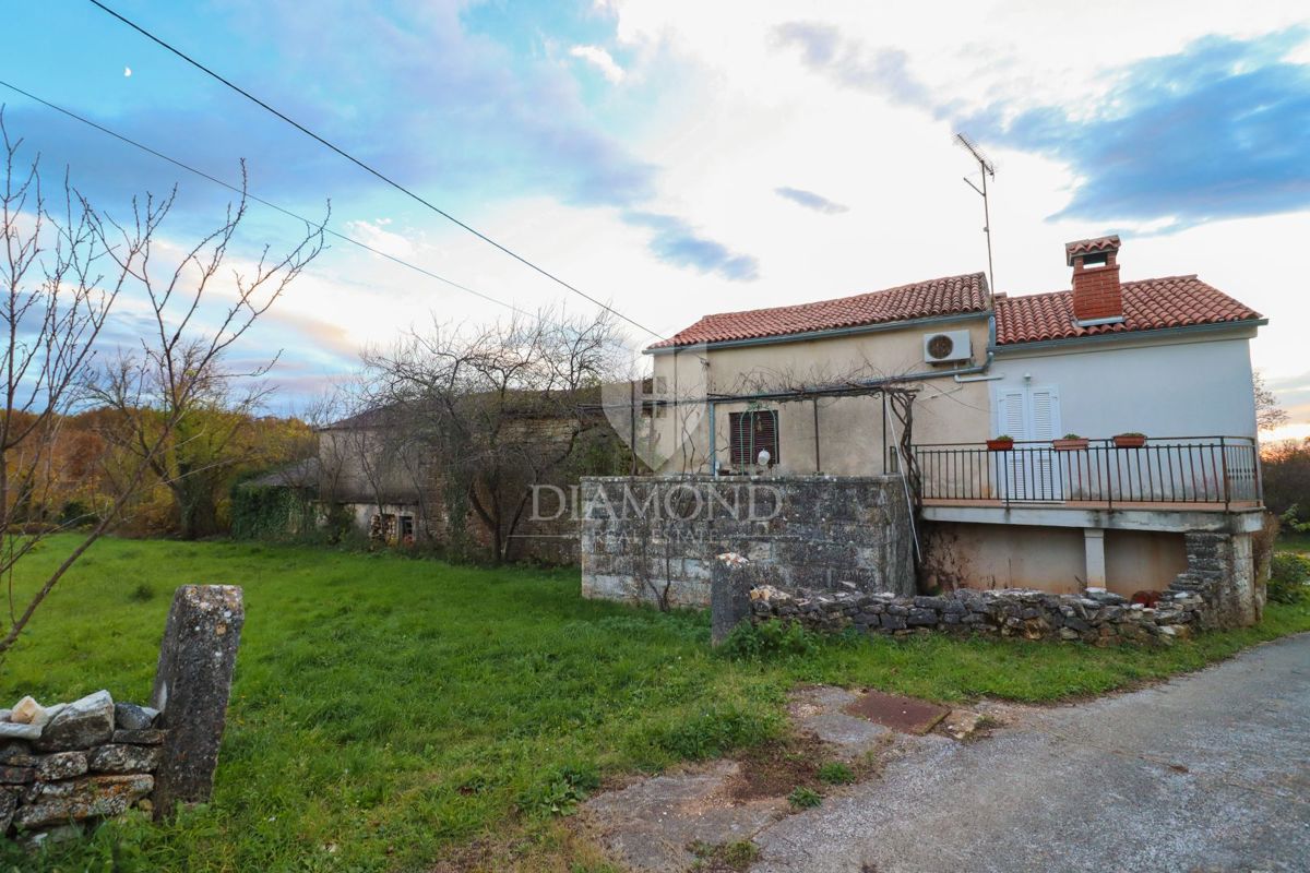 Residenza autoctona, casa in pietra con un ampio cortile/giardino