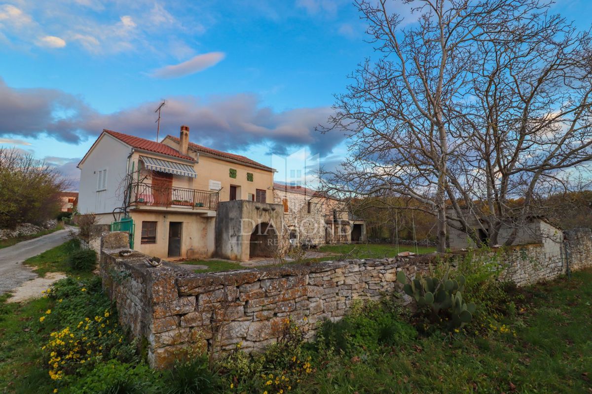 Residenza autoctona, casa in pietra con un ampio cortile/giardino