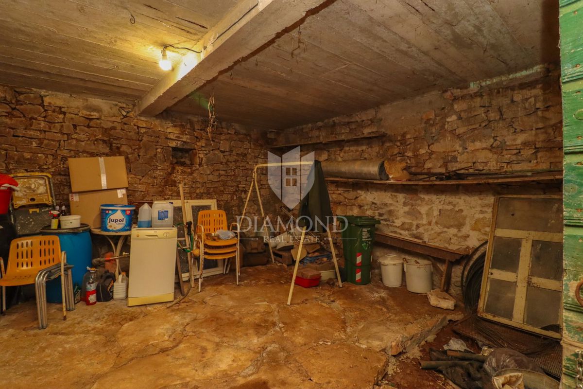 Residenza autoctona, casa in pietra con un ampio cortile/giardino