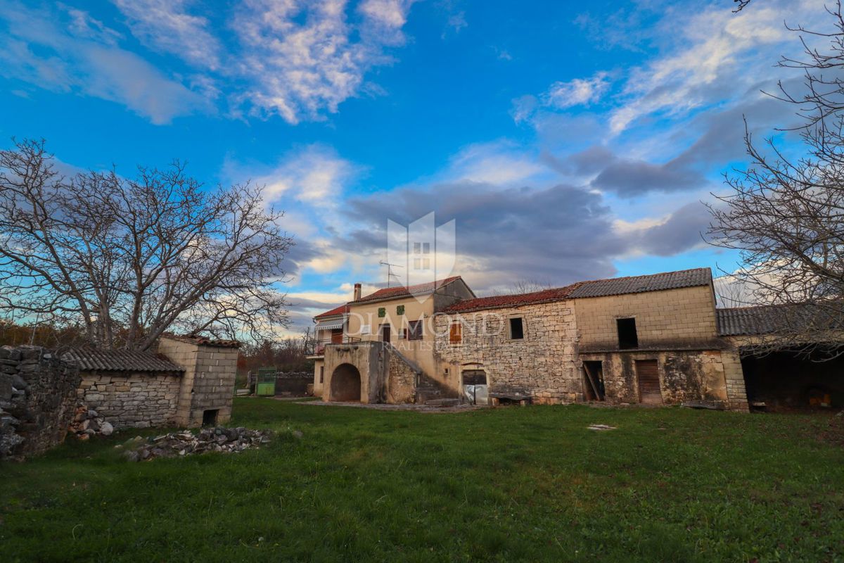 Residenza autoctona, casa in pietra con un ampio cortile/giardino