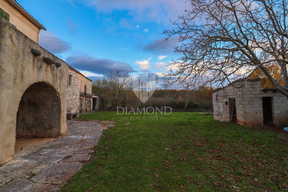Residenza autoctona, casa in pietra con un ampio cortile/giardino