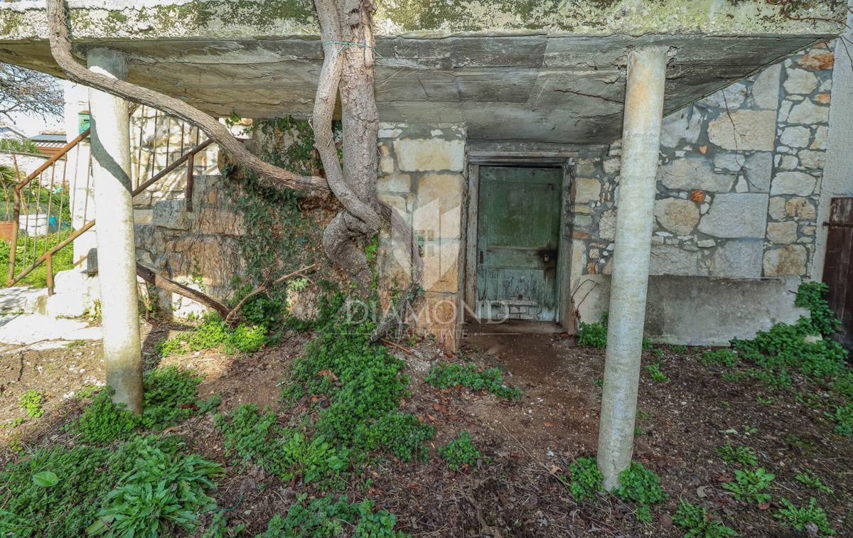 Parenzo, dintorni, casa in pietra con cortile e molto potenziale