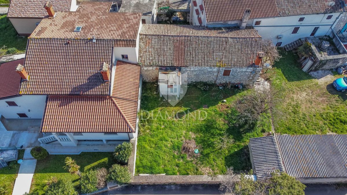 Parenzo, dintorni, casa in pietra con cortile e molto potenziale