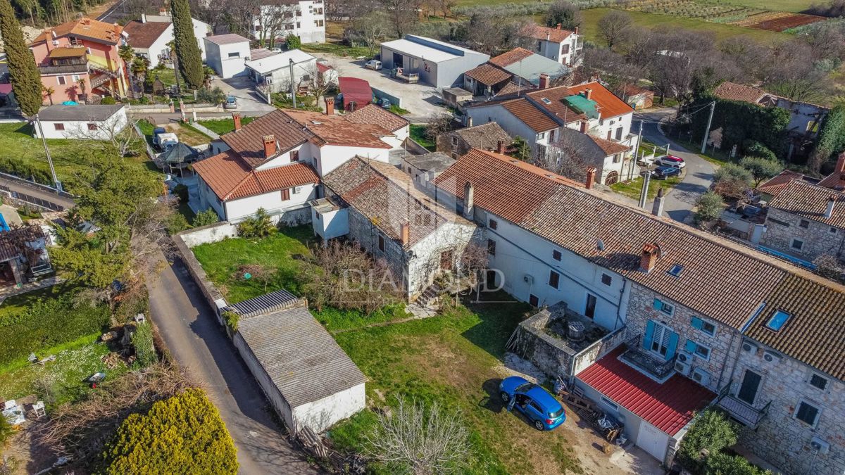 Parenzo, dintorni, casa in pietra con cortile e molto potenziale