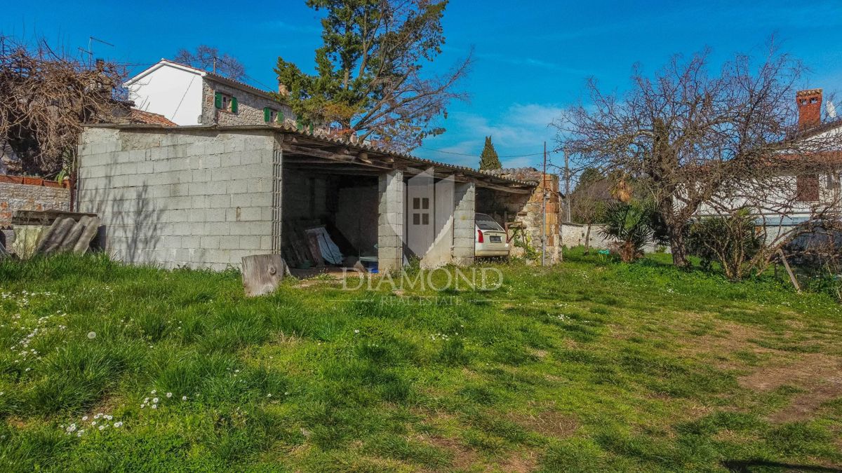 Parenzo, dintorni, casa in pietra con cortile e molto potenziale