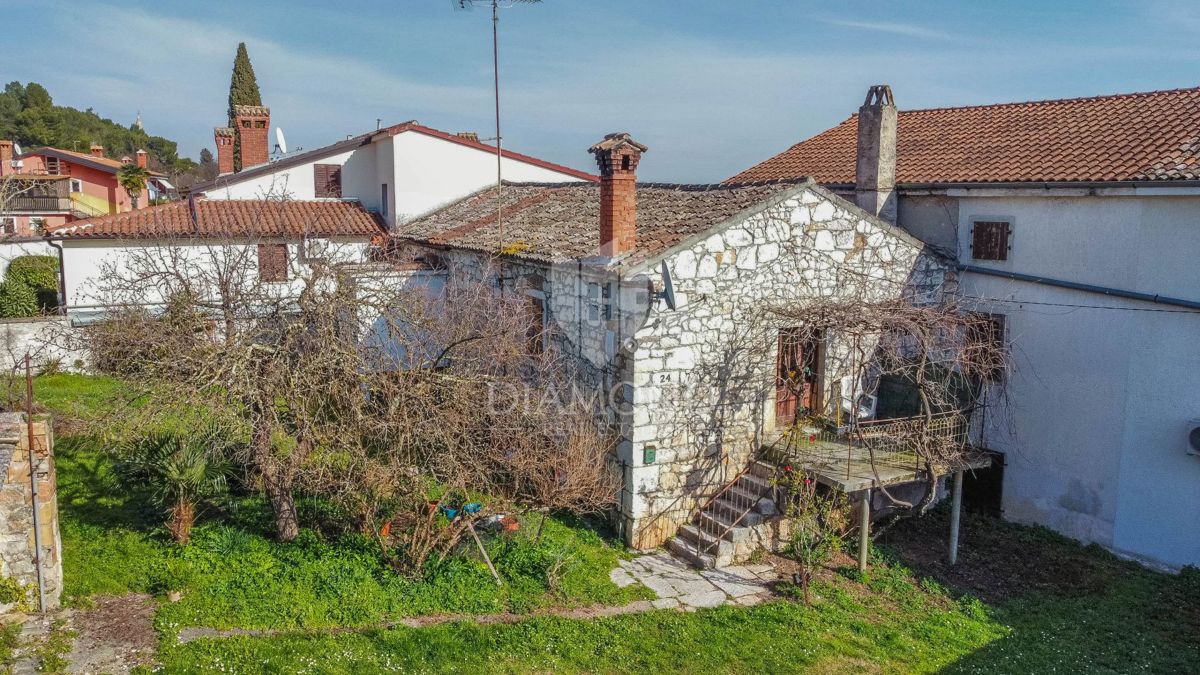 Parenzo, dintorni, casa in pietra con cortile e molto potenziale