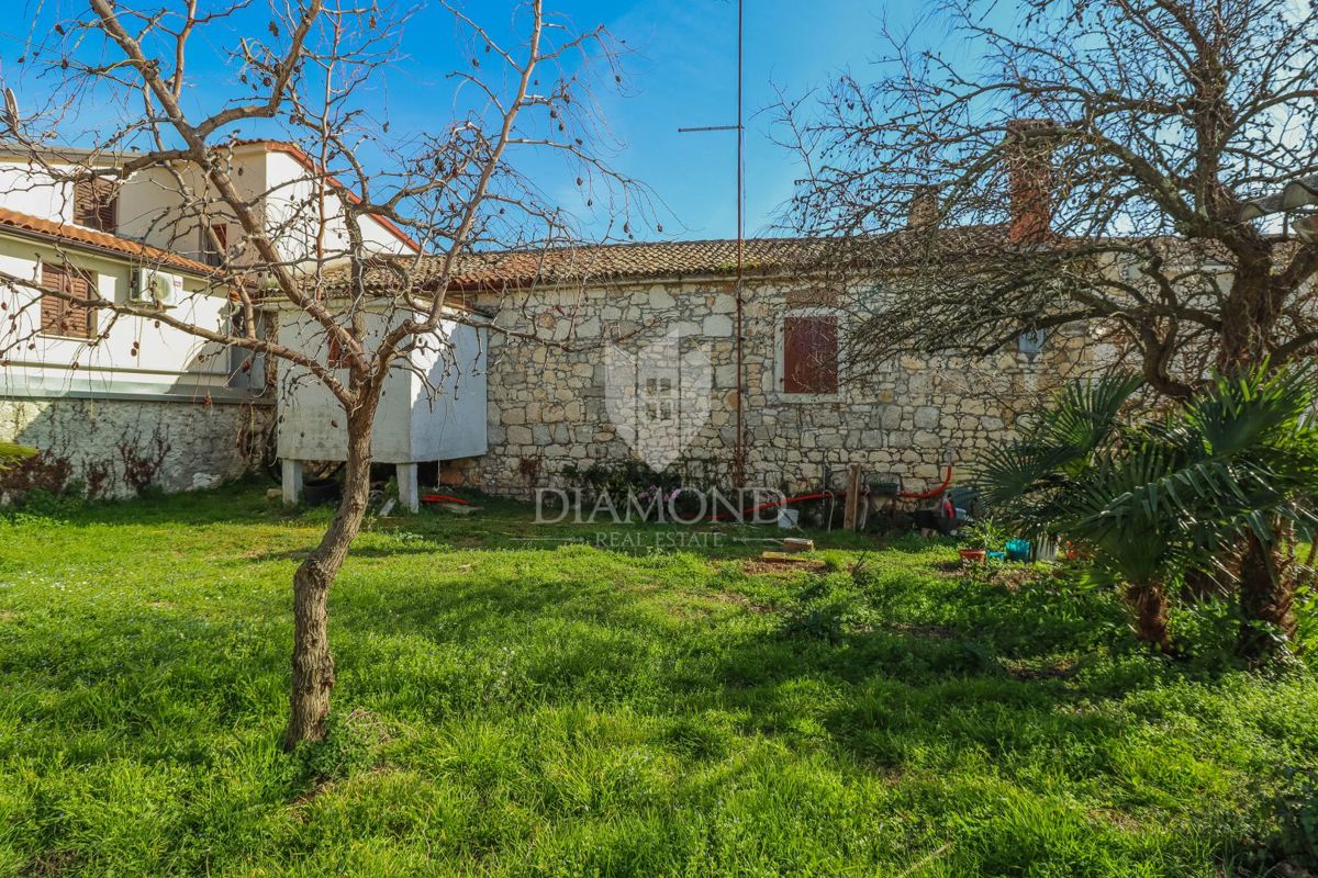 Parenzo, dintorni, casa in pietra con cortile e molto potenziale