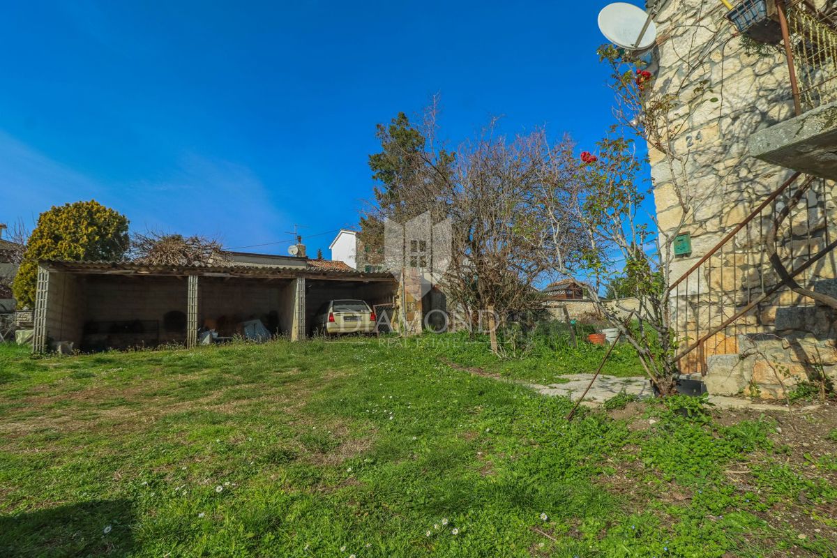 Parenzo, dintorni, casa in pietra con cortile e molto potenziale
