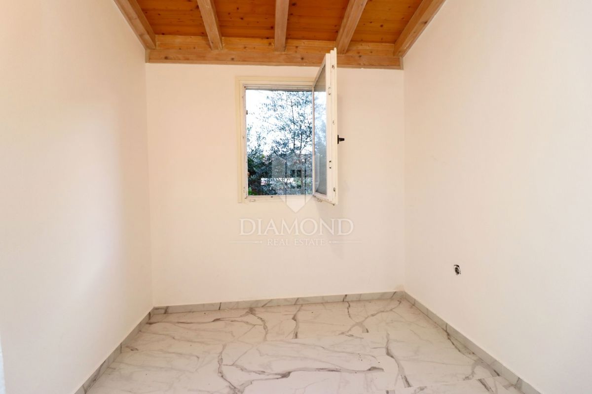 Parenzo, opportunità, appartamento ristrutturato con giardino