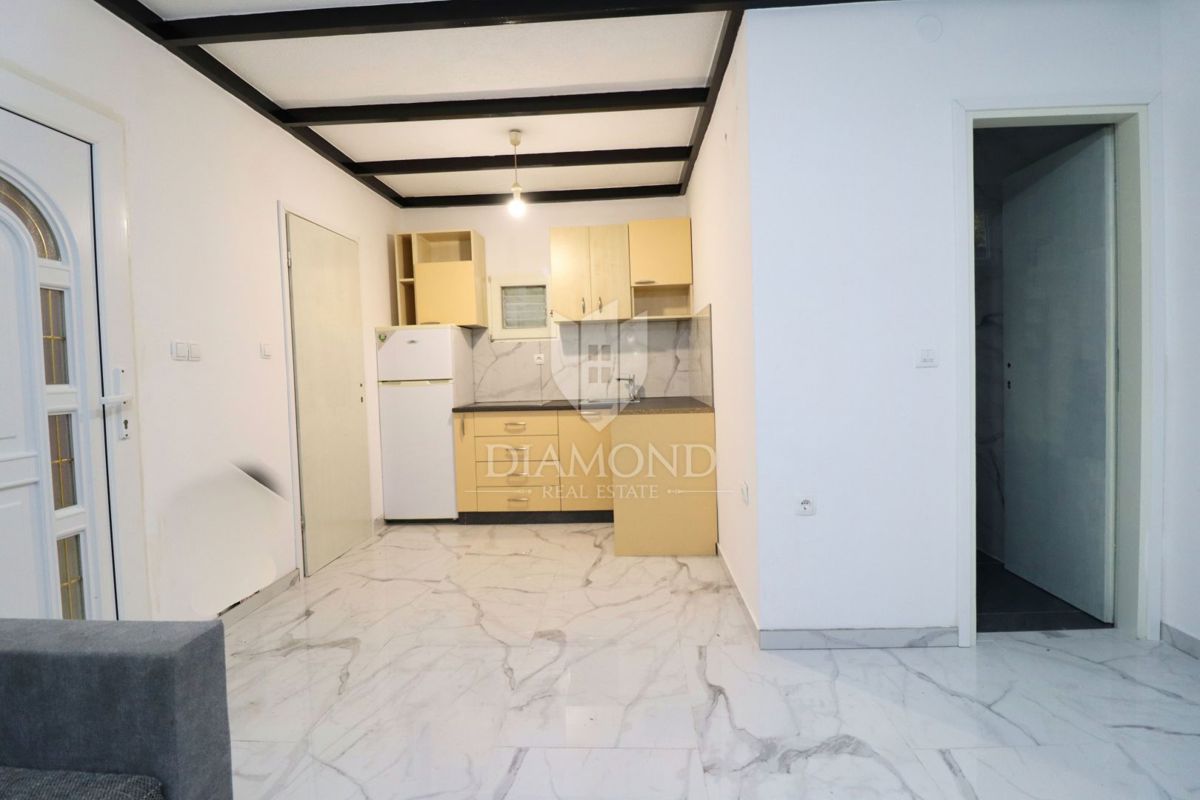 Parenzo, opportunità, appartamento ristrutturato con giardino