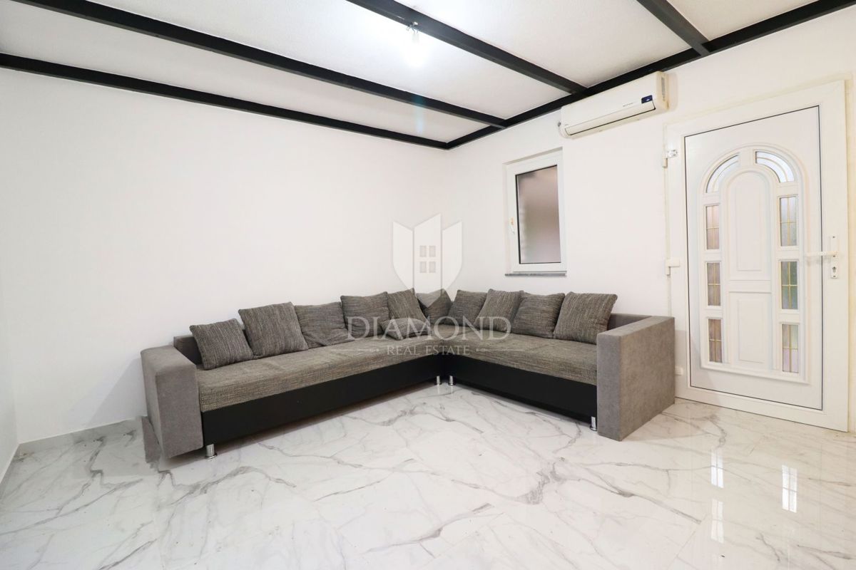 Parenzo, opportunità, appartamento ristrutturato con giardino