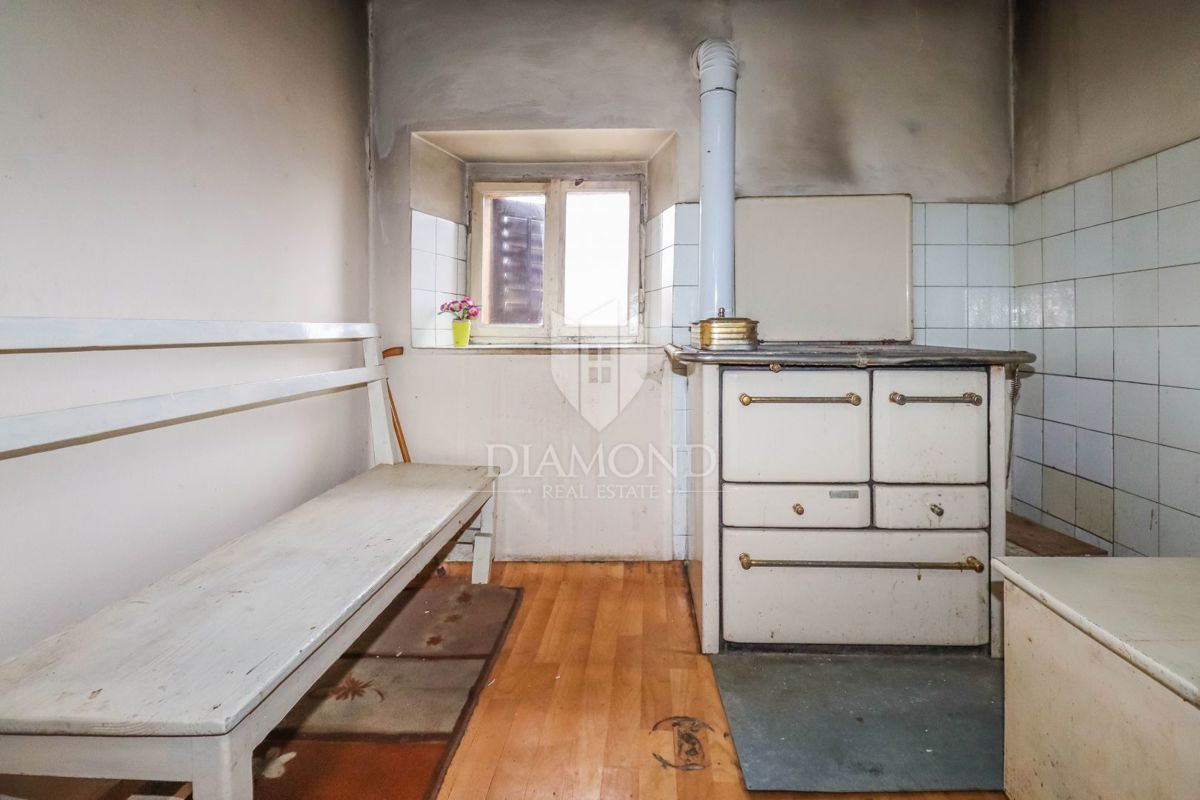 Gimino, dintorni, due case in pietra in un posto tranquillo