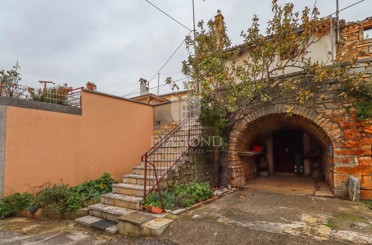 Gimino, dintorni, due case in pietra in un posto tranquillo