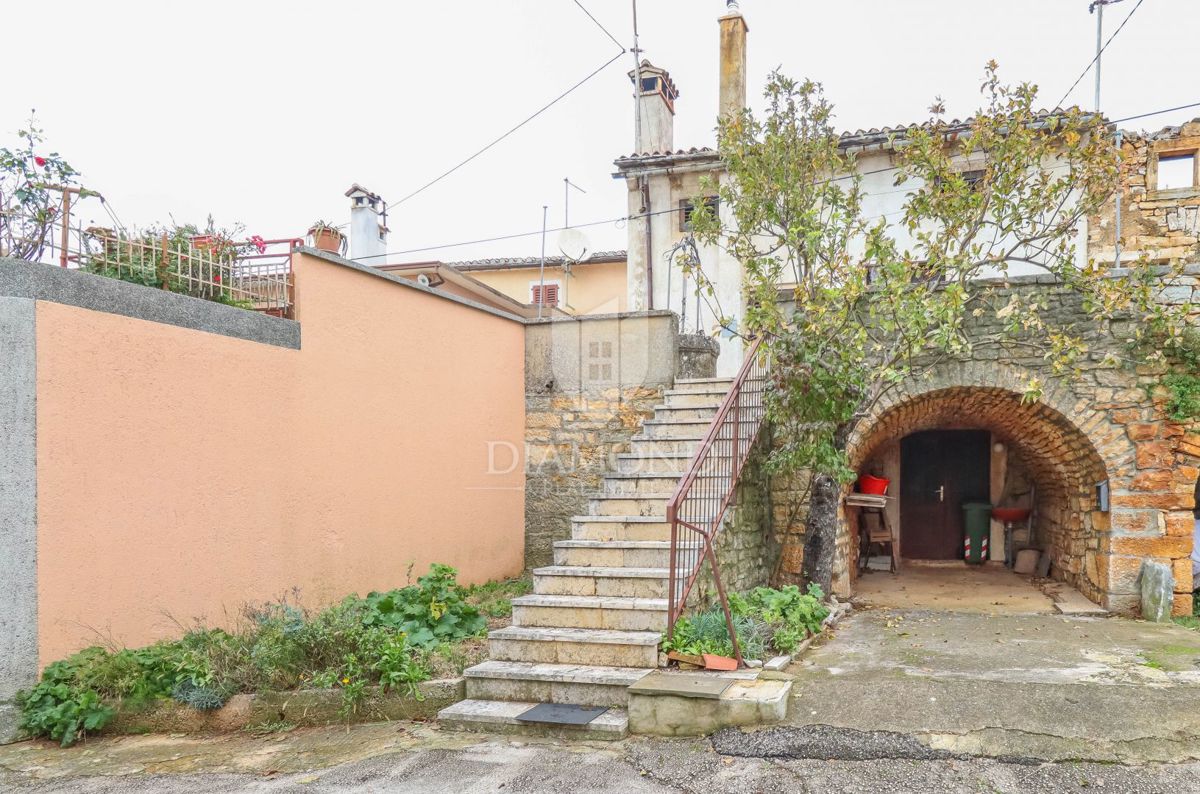 Gimino, dintorni, due case in pietra in un posto tranquillo