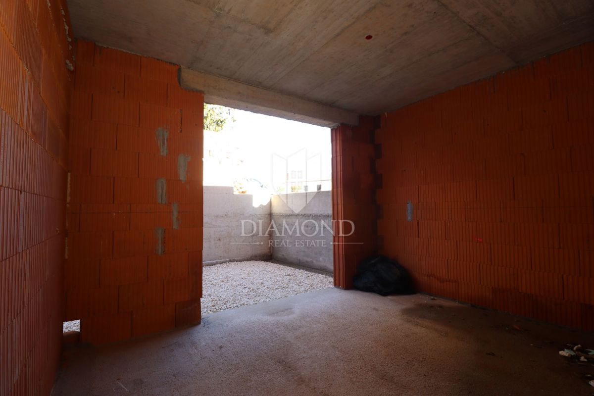 Medolino, dintorni, appartamento al piano terra con giardino e balcone