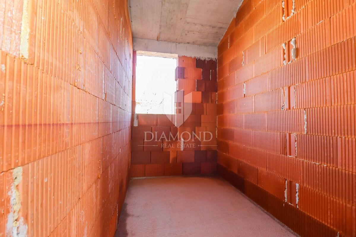 Medolino, dintorni, appartamento al piano terra con giardino e balcone