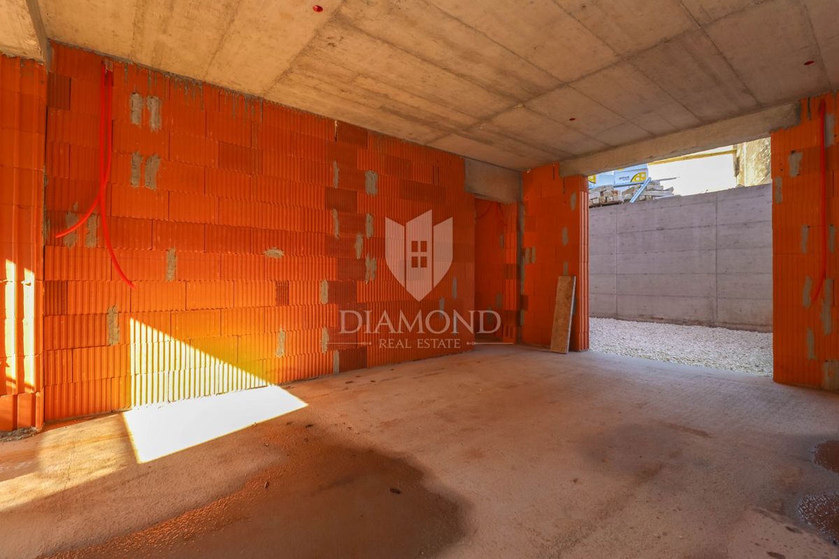 Medolino, dintorni, appartamento al piano terra con giardino e balcone