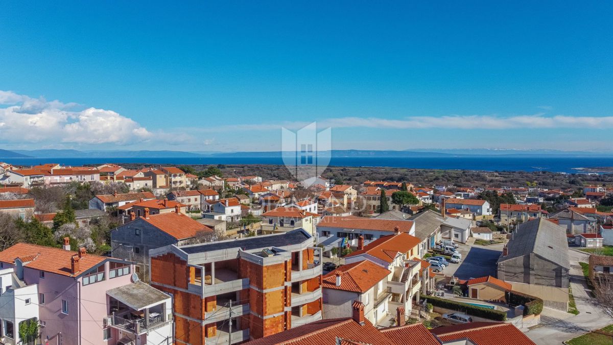 Medolino, dintorni, appartamento al piano terra con giardino e balcone