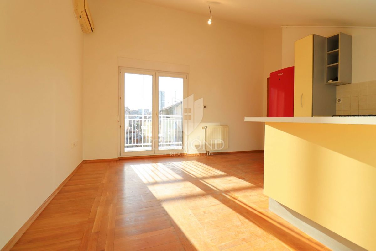 Zagabria, Trešnjevka! Appartamento con tre camere da letto e balcone!