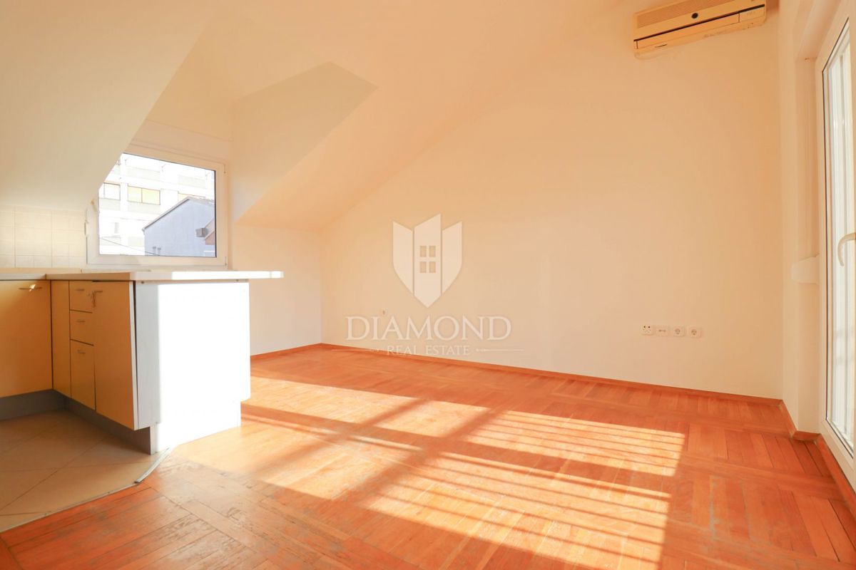 Zagabria, Trešnjevka! Appartamento con tre camere da letto e balcone!