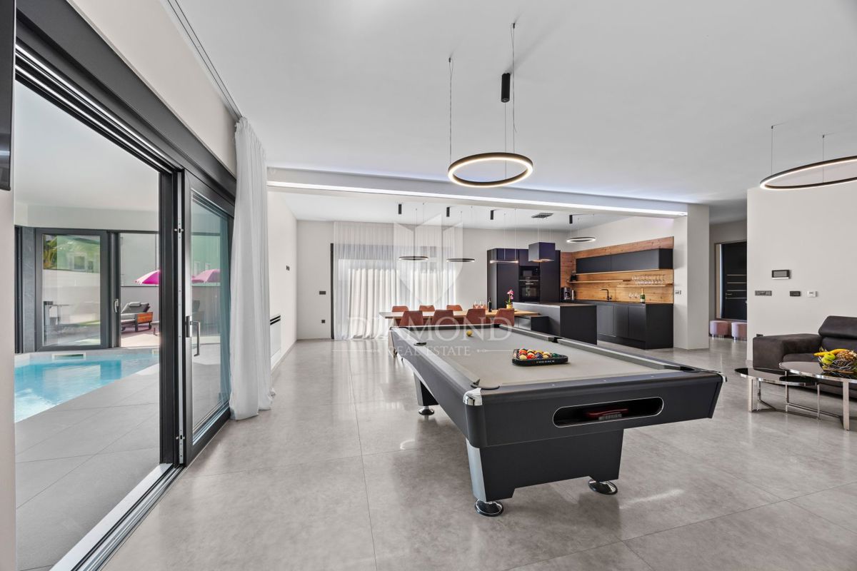 Fasana - villa di lusso con piscina interna, a 300 m dal mare!