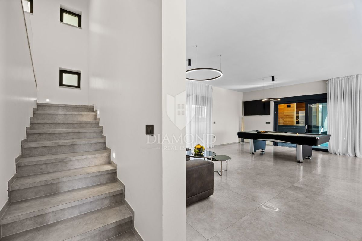 Fasana - villa di lusso con piscina interna, a 300 m dal mare!