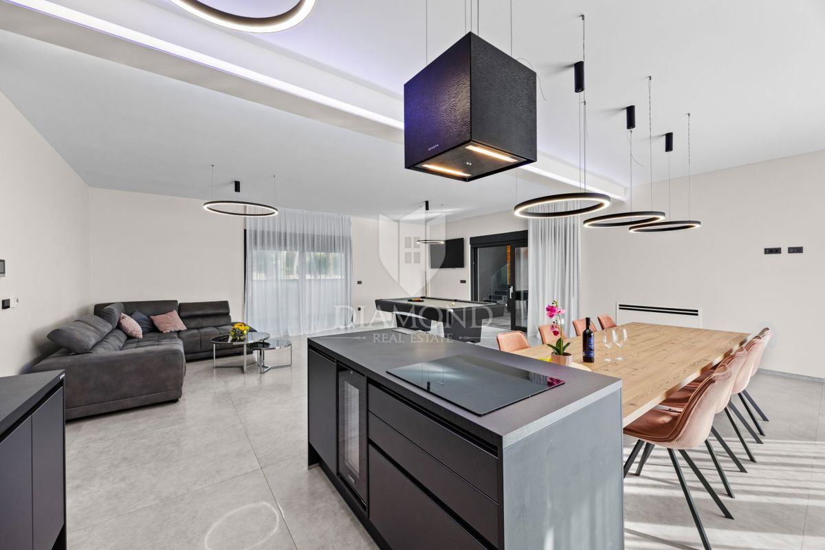 Fasana - villa di lusso con piscina interna, a 300 m dal mare!