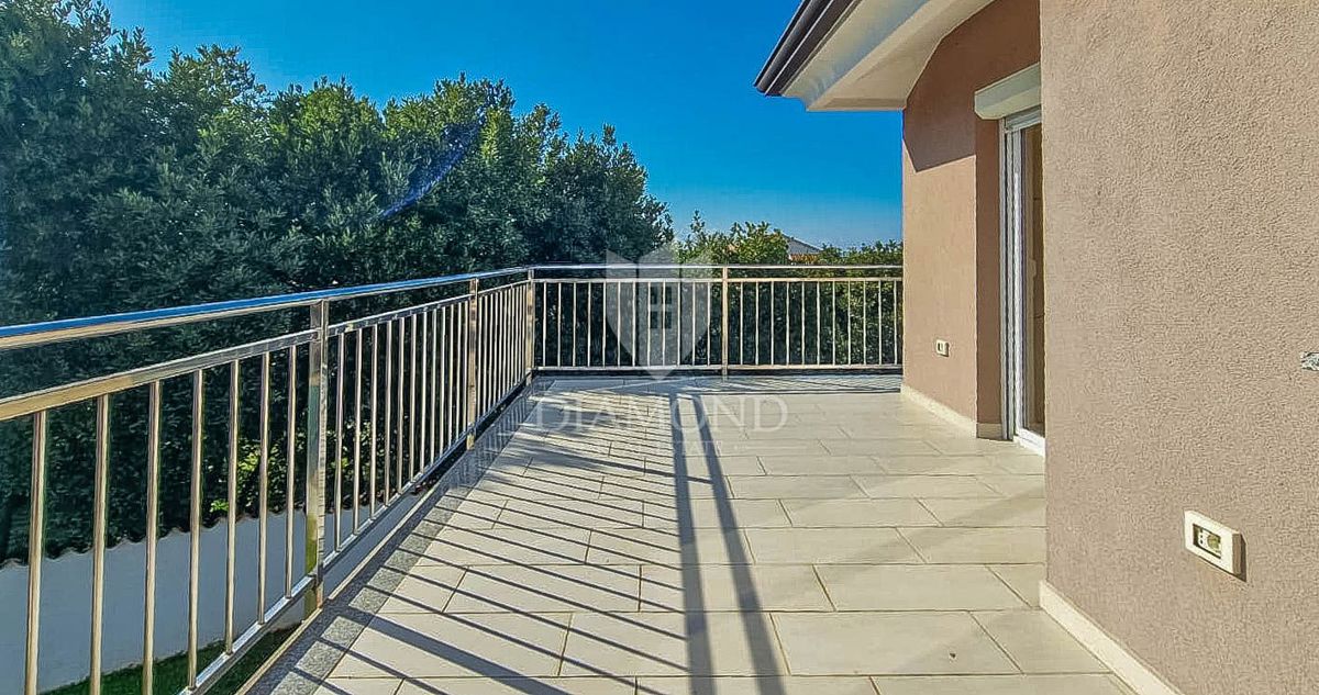 OPPORTUNITÀ! Umag e dintorni. Appartamento con due terrazze + monolocale.