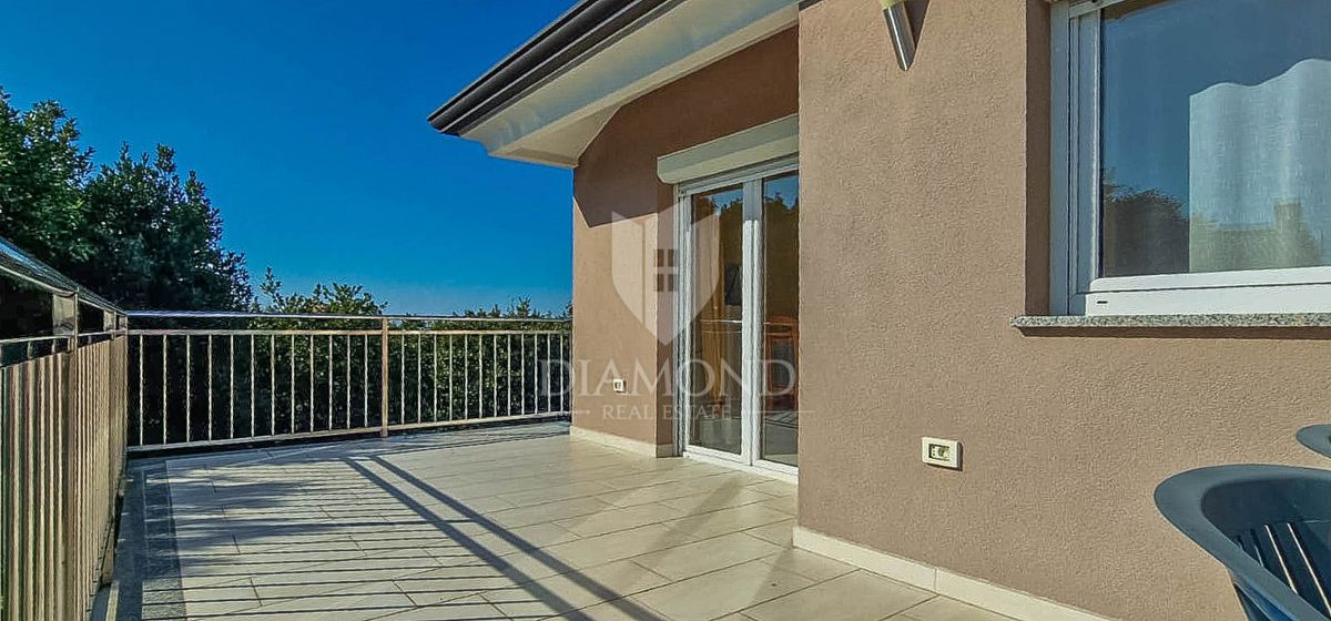 OPPORTUNITÀ! Umag e dintorni. Appartamento con due terrazze + monolocale.