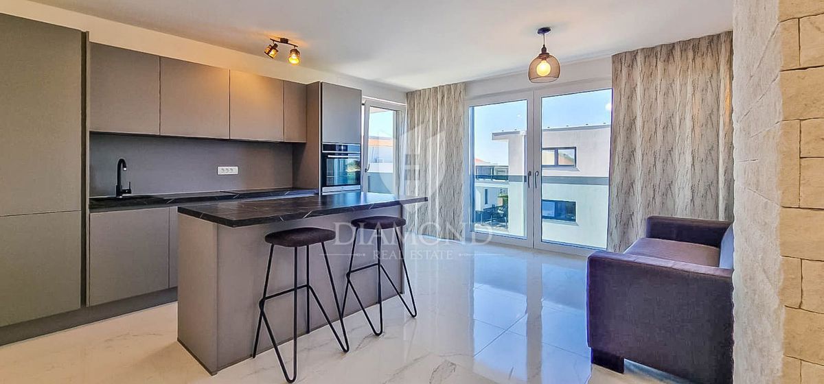 Novigrad, appartamento moderno con ascensore e vista mare!