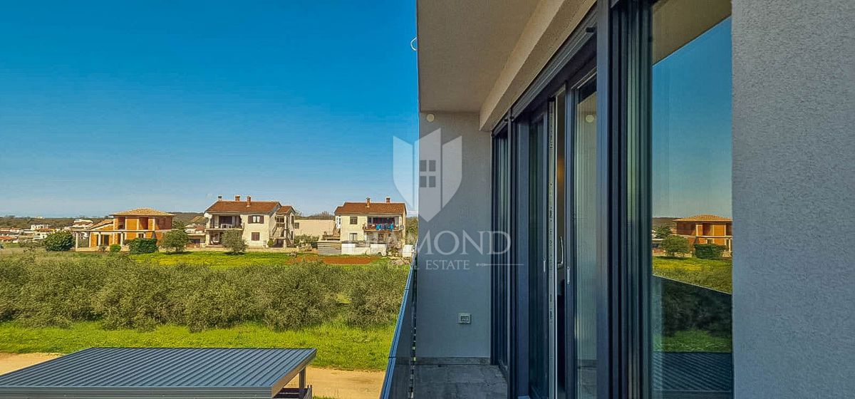 Novigrad, appartamento moderno con ascensore e vista mare!