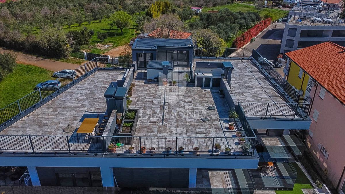 Novigrad, appartamento moderno con ascensore e vista mare!