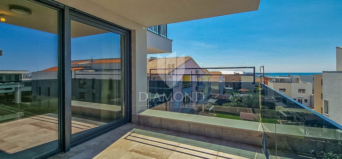 Novigrad, appartamento moderno con ascensore e vista mare!