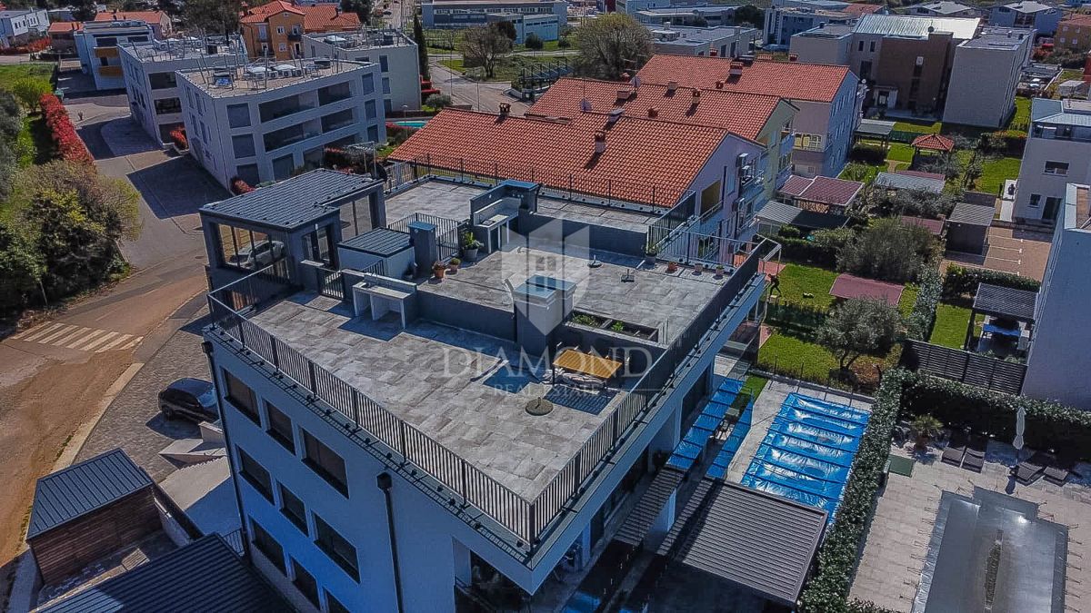 Novigrad, appartamento moderno con ascensore e vista mare!